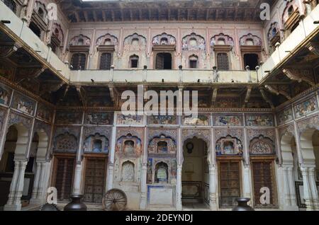 Ein verstecktes Juwel abseits der Touristenpfade: Die Shekhawati Region mit ihren wunderbar bemalten Haveli Häusern Stockfoto