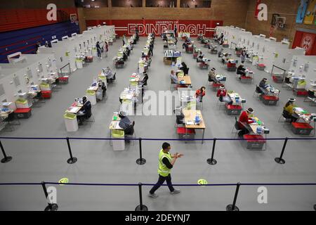 Die Menschen führen asymptomatische Tests mit lateralem Flussantigen in einem Testzentrum der Universität Edinburgh durch, bevor die Studenten für die Weihnachtsferien nach Hause reisen dürfen. Stockfoto