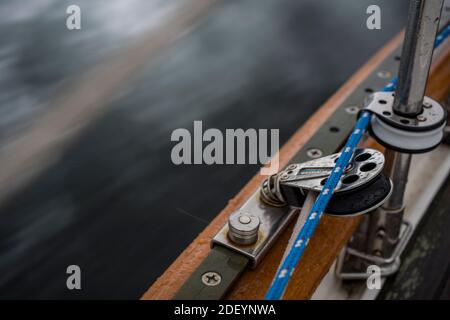 Segelwinschen und Ausrüstung an Deck Stockfoto