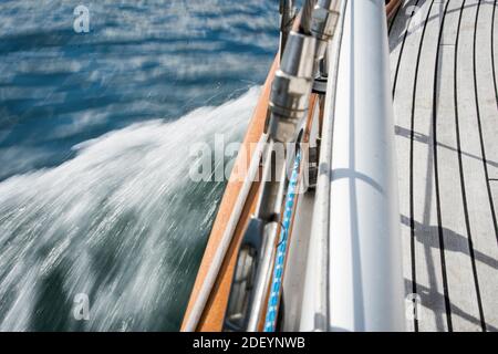 Segelbewegung Weichzeichnen an einem sonnigen Tag mit einem sonnigen Deck Stockfoto