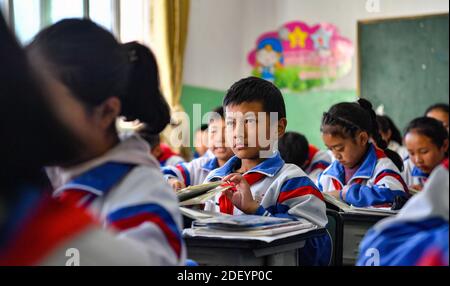 (201202) -- LHASA, 2. Dezember 2020 (Xinhua) -- Schüler haben eine Klasse an der Qamdo Experimental Primary School in Qamdo, südwestlich Chinas Tibet Autonome Region, 5. Oktober 2020. Die chinesische Regierung hat bisher mehr als 20 Milliarden Yuan für die Unterstützung des freien Bildungsprogramms der Region ausgegeben, wodurch Bildung für fast neun Millionen Studenten zugänglicher wurde. Studierende aller Klassen können zusätzlich Unterstützung durch eine Reihe von Projekten und Initiativen unter 40 Bildungshilfeprojekten erhalten, unter anderem durch Stipendien und Stipendien. (Xinhua/Jigme Dorje) Stockfoto