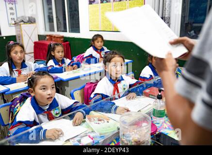 (201202) -- LHASA, 2. Dezember 2020 (Xinhua) -- Schüler haben Unterricht in Dobbar Township des Zongang Kreises in Qamdo Stadt, südwestlich Chinas Tibet Autonome Region, 14. September 2020. Die chinesische Regierung hat bisher mehr als 20 Milliarden Yuan für die Unterstützung des freien Bildungsprogramms der Region ausgegeben, wodurch Bildung für fast neun Millionen Studenten zugänglicher wurde. Studierende aller Klassen können zusätzlich Unterstützung durch eine Reihe von Projekten und Initiativen unter 40 Bildungshilfeprojekten erhalten, unter anderem durch Stipendien und Stipendien. (Xinhua/Purbu Zhaxi) Stockfoto