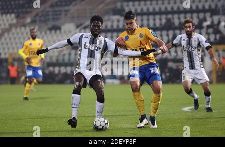 Charleroi, Belgien . Dezember 2020. CHARLEROI, BELGIEN - 02. DEZEMBER: Shamar Nicholson von Charleroi kämpft mit Alexis Gamboa von Beveren während des Jupiler Pro League Spieltages 10 zwischen Sporting de Charleroi und Waasland-Beveren am 02. Dezember 2020 in Charleroi, Belgien. (Foto von Vincent Van Doornick/Isosport) Quelle: Pro Shots/Alamy Live News Stockfoto