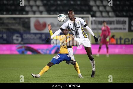 Charleroi, Belgien . Dezember 2020. CHARLEROI, BELGIEN - 02. DEZEMBER: Modou Diagne von Charleroi kämpft mit Aboubakary Koita von Beveren während des Jupiler Pro League Spieltages 10 zwischen Sporting de Charleroi und Waasland-Beveren am 02. Dezember 2020 in Charleroi, Belgien, um den Ball. (Foto von Vincent Van Doornick/Isosport) Quelle: Pro Shots/Alamy Live News Stockfoto