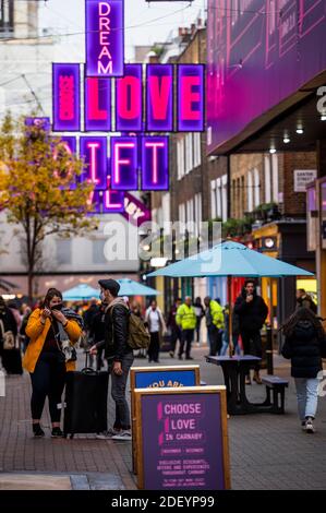 London, Großbritannien. Dezember 2020. In der Carnaby Street sind Einkäufer in Kraft, in der Hoffnung, vor Weihnachten ein Schnäppchen zu machen, am ersten Tag sind die Geschäfte für mehrere Wochen geöffnet. Aber dies sind immer noch schwierige Zeiten für Einzelhändler, wie sie versuchen, aufzuholen, nachdem die zweite Coronavirus Lockdown endet. Kredit: Guy Bell/Alamy Live Nachrichten Stockfoto