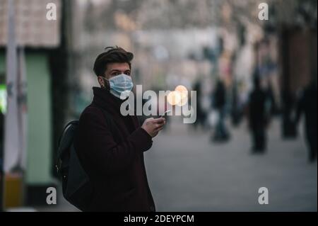 (201202) -- MOSKAU, 2. Dezember 2020 (Xinhua) -- EIN Mann, der eine Schutzmaske trägt, geht am 2. Dezember 2020 auf der Straße in Moskau, Russland. Russland verzeichnete 25,345 weitere COVID-19-Infektionen in den letzten 24 Stunden, wodurch die nationale Zählung auf 2,347,401, sagte das COVID-19 Response Center des Landes am Mittwoch. (Xinhua/Evgeny Sinitsyn) Stockfoto