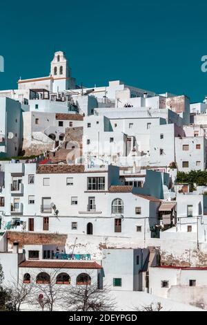 Weiß getünchte Häuser im schönen Dorf Vejer de la Frontera, Spanien Stockfoto