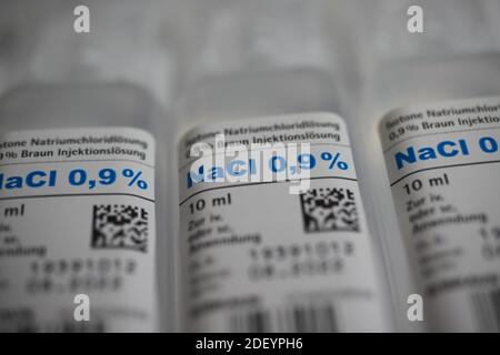 Viersen, Deutschland - 9. Mai. 2020: Makro-Nahaufnahme von isolierten 10 ml nacl Natriumchlorid 0,9 % Infusionslösung Ampullen