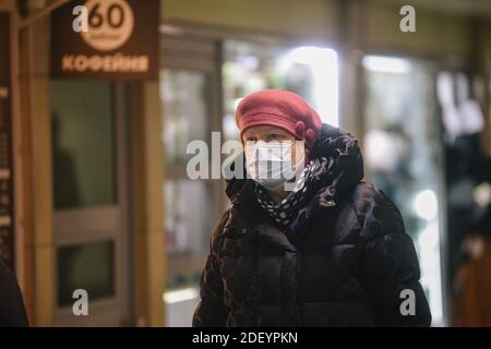 (201202) -- MOSKAU, 2. Dezember 2020 (Xinhua) -- EINE Frau, die eine Schutzmaske trägt, geht am 2. Dezember 2020 auf der Straße in Moskau, Russland. Russland verzeichnete 25,345 weitere COVID-19-Infektionen in den letzten 24 Stunden, wodurch die nationale Zählung auf 2,347,401, sagte das COVID-19 Response Center des Landes am Mittwoch. (Xinhua/Evgeny Sinitsyn) Stockfoto