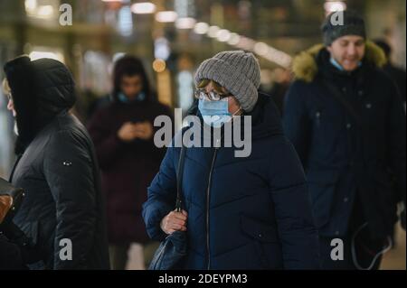(201202) -- MOSKAU, 2. Dezember 2020 (Xinhua) -- Menschen gehen in Schutzmasken auf der Straße in Moskau, Russland, am 2. Dezember 2020. Russland verzeichnete 25,345 weitere COVID-19-Infektionen in den letzten 24 Stunden, wodurch die nationale Zählung auf 2,347,401, sagte das COVID-19 Response Center des Landes am Mittwoch. (Xinhua/Evgeny Sinitsyn) Stockfoto