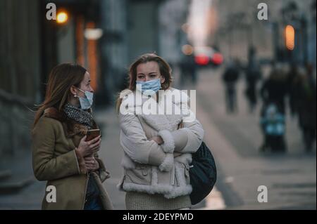 (201202) -- MOSKAU, 2. Dezember 2020 (Xinhua) -- Menschen gehen in Schutzmasken auf der Straße in Moskau, Russland, am 2. Dezember 2020. Russland verzeichnete 25,345 weitere COVID-19-Infektionen in den letzten 24 Stunden, wodurch die nationale Zählung auf 2,347,401, sagte das COVID-19 Response Center des Landes am Mittwoch. (Xinhua/Evgeny Sinitsyn) Stockfoto
