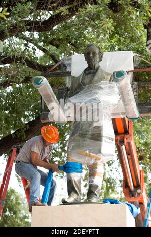 30. August 2015, Austin TX USAL EINE Statue der Konföderierten Staaten des amerikanischen Präsidenten Jefferson Davis aus dem Jahr 1933 wird von der South Mall der University of Texas am Sonntag entfernt, nachdem UT-Präsident Gregory Fenves angekündigt hatte, dass sie zusammen mit einer Begleitsstatue von Präsident Woodrow Wilson in einem Campus-Museum untergebracht werden würde. Rassistisch motivierte Schießereien in den USA haben eine erneute Untersuchung der kulturellen Ikonen des Konföderierten Südens ausgelöst. ©Bob Daemmrich Stockfoto