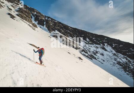 Skifahrer bestiegen Huntington Ravine bei Sonnenaufgang in den White Mountains Stockfoto