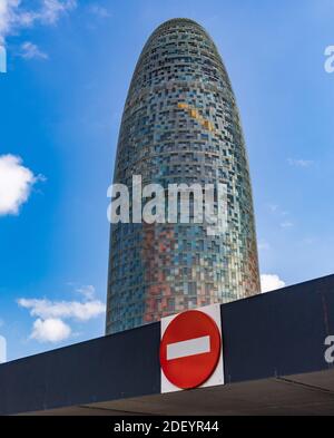 Wunderschön farbiges Gebäude hinter Verkehrsschildern Stockfoto