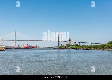 Savannah, USA - 11. Mai 2018: Fluss in der südlichen Stadt Georgiens mit Panoramablick auf die Talmadge Memorial Bridge während eines sonnigen Tages Stockfoto