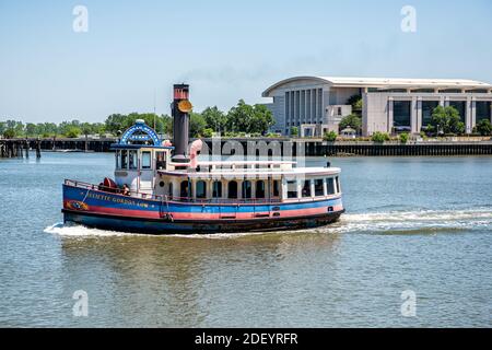 Savannah, USA - 11. Mai 2018: Fluss in Georgia berühmte südliche Stadt mit Juliette Gordon Low Fähre und Blick auf das Convention Center Gebäude Stockfoto