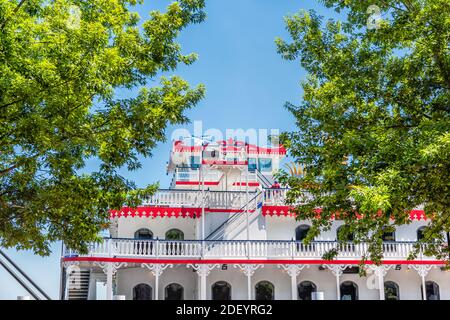 Savannah, USA - 11. Mai 2018: Old Town River Street in Georgia Southern City und Red Queen Kreuzfahrtschiff Belles Fähre an Rathaus Landung Stockfoto