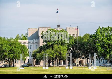 Charleston, USA - 12. Mai 2018: Citadel Military College of South Carolina University Außenansicht des Uhrturmgebäudes und amerikanischer Flagge mit grüner gr Stockfoto