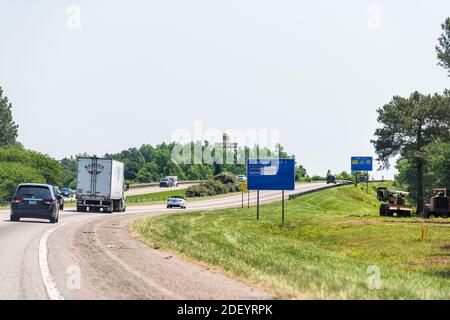 Dillon, USA - 13. Mai 2018: Highway Road im SC South North Carolina Grenze mit Autos, Lastwagen im Verkehr und mexikanischen hat Landmark Stockfoto