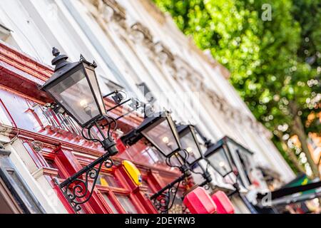 London, Großbritannien - 21. Juni 2018: Victoria, Pimlico Gegend mit roten Wänden farbenfrohes Gebäude und Reihe von Lampen Laternen und historische traditionelle Architektur Stockfoto