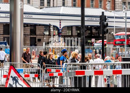 London, Großbritannien - 21. Juni 2018: U-Bahn-Station in Victoria London außen mit Schild und Menschen zu Fuß zum Eingang durch Bauschranken Stockfoto