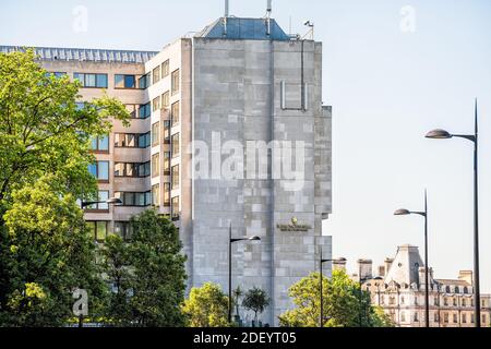 London, Großbritannien - 22. Juni 2018: Blick auf Intercontinental Hotel Gebäude Architektur und Zeichen in sonnigem Sonnenlicht Sonnenuntergang im Sommer mit grünen Bäumen und blau Stockfoto