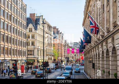 London, Großbritannien - 22. Juni 2018: Blick auf die Piccadilly Circus Regent Street mit Autos auf der Straße mit Transparenten für das Ritz Hotel Stockfoto