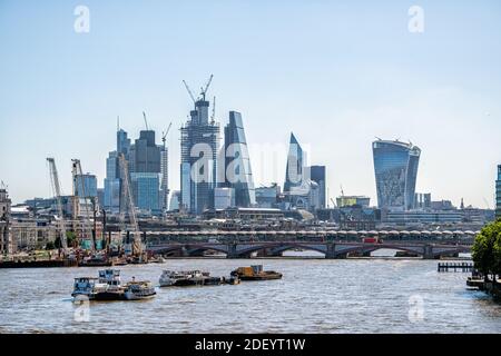 London, Großbritannien - 22. Juni 2018: Skyline der Themse Skyline von Wolkenkratzern, Brücken, Baukräne in der Innenstadt Stockfoto