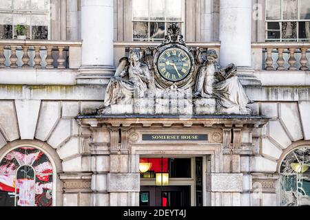 London, Großbritannien - 22. Juni 2018: Zentrum der Innenstadt mit alten historischen Architektur von Somerset Haus und Schild am Eingang mit Uhrzeit Stockfoto