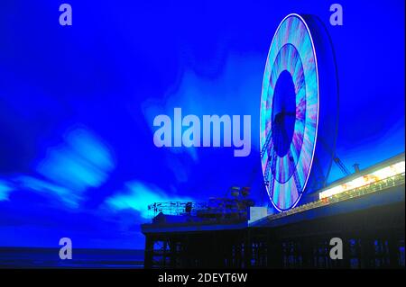 Blackpool Illuminations erstrahlen am Ende der zweiten Sperre 2020 wieder. Die Lichter, die ursprünglich für weitere zwei Monate leuchten sollten, wurden am 3. November abgeschaltet, weil die zweite Sperre in Kraft trat. Hoffentlich leuchten sie nun über die Weihnachtszeit und bis Anfang 2021 Stockfoto