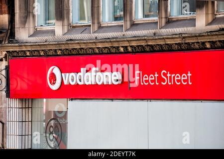 London, Großbritannien - 22. Juni 2018: Fleet Street Road im Zentrum der Innenstadt in England mit Nahaufnahme von roten Vodafone Shop Shop Logo-Zeichen Text und niemand Stockfoto