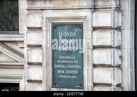 London, Großbritannien - 22. Juni 2018: Nahaufnahme der Lloyds Bank unterzeichnen Zweigstelle in der Innenstadt in England mit Text für begrenzt inkorporated Capital of Counti Stockfoto