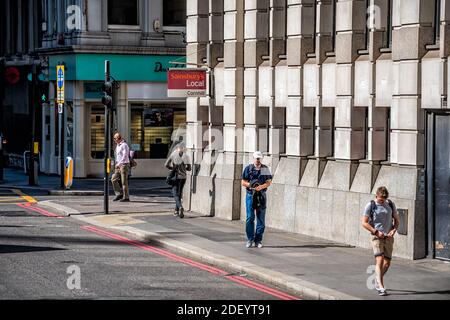 London, Großbritannien - 22. Juni 2018: Nachbarschaft lokalen Speicher Sainsbury's Zeichen Lebensmittelgeschäft Einkaufsfassade Außeneingang mit Menschen zu Fuß auf Bürgersteig Stockfoto