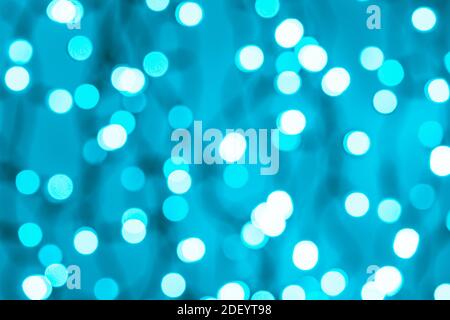 Bokeh cyan blau LED Beleuchtung abstrakt verschwommen Hintergrund. Defokused blaue Lichter einer elektrischen Girlande. Dekoration und Design-Element für den Urlaub. Stockfoto
