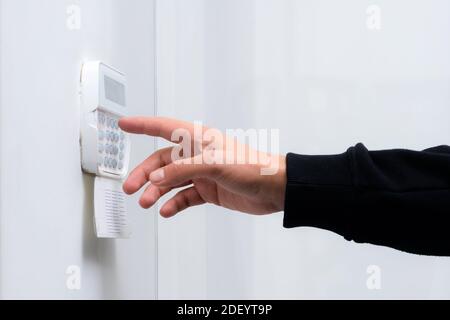 Hand Eingabe Alarmanlage Passwort einer Wohnung, zu Hause oder Büro. Überwachungs- und Schutzkonsole gegen Gummi und Dieb Stockfoto