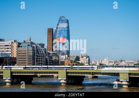 London, Großbritannien - 22. Juni 2018: Skyline der Themse und Brücke, Wolkenkratzer im Sommer in South Bank und moderne Wohngebäude Stockfoto