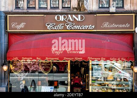 London, Großbritannien - 22. Juni 2018: Italienisches Café Caffe Concerto Restaurant mit rotem Retro-Vintage-Design am Gebäudeeingang und Menü auf Whitehall Road STREE Stockfoto