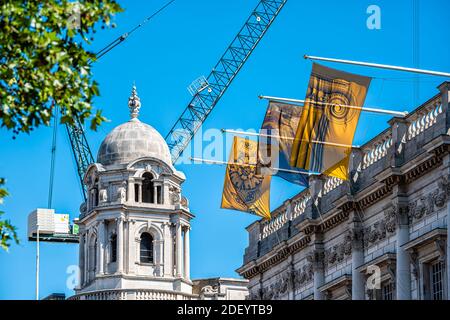 London, Großbritannien - 22. Juni 2018: Zentrum der Innenstadt am Whitehall Place mit dem Gebäude des Department for International Trade und Fahnen Banner auf Old war O Stockfoto