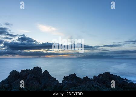 Abendlicht über dem atlantik entlang der Küste von Palm Mar, Teneriffa, Kanarische Inseln, Spanien Stockfoto