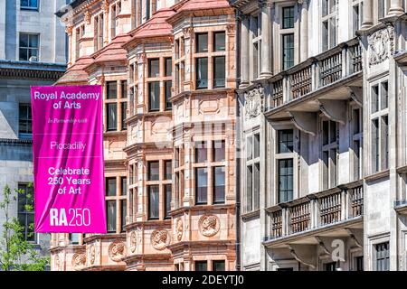 London, Großbritannien - 22. Juni 2018: Burlington House in der Piccadilly Circus Street mit rosa Bannerschild für die Royal Academy of Arts Stockfoto