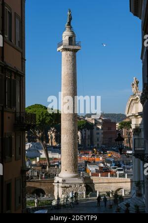Colonna Traiana mit Piazza Venezia im Hintergrund Stockfoto