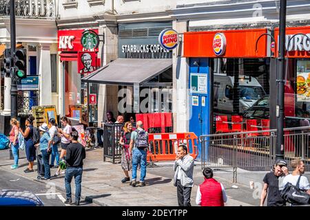 London, Großbritannien - 22. Juni 2018: Blick auf Fast-Food-Restaurants mit Burger King, kfc, auf Gloucester Road Street in Kensington und Menschen zu Fuß Stockfoto