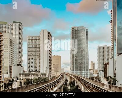 Blick auf das Finanzviertel, Wolkenkratzer und metrorail in Miami, Florida, USA.Moderne öffentliche Verkehrsmittel.Schnelle Weg rund um Downtown Miami.E Stockfoto