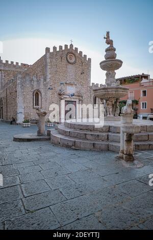 Taormina Sizilien, Belvedere von Taormina und San Giuseppe Kirche auf dem Platz Piazza IX Aprile in Taormina. Sizilien, Italien. Stockfoto