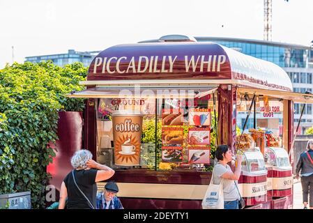 London, Großbritannien - 22. Juni 2018: Leute im Kiosk Cafe Shop am Morgen am Ufer der Themse mit Menü und Food Cart Schild für Piccadilly Whip Stockfoto