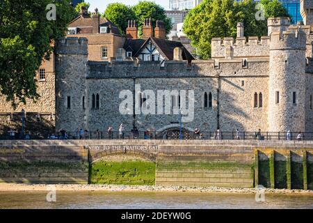 London, Großbritannien - 22. Juni 2018: Eintritt zum Verrätertor im Tower of London mit Touristen an der Themse mit Festungstürmen und Mauer im Sommer Stockfoto