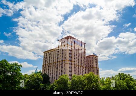 KIEW, UKRAINE - 16. JUNI 2014 Maidan Nezalezhnosti oder Unabhängigkeitsplatz in der Innenstadt mit Denkmal, bevor Euromaidan statt fand, und Tall Hotel Ukra Stockfoto