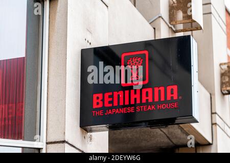 London, Großbritannien - 23. Juni 2018: Zeichen für Benihana Japanische Steakhaus-Restaurantkette, die Teppanyaki-Stil Essen auf Grill in Chelsea, Großbritannien serviert Stockfoto