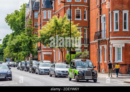 London, Großbritannien - 23. Juni 2018: Royal Hospital Road Street in Pimlico by Chelsea and Belgravia Quartiers with people Walking on Bürgersteig by Bus stop w Stockfoto