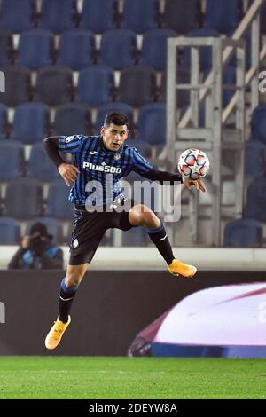 Bergamo, Italien. Dezember 2020. Cristian Romero (17) von Atalanta, gesehen während des UEFA Champions League-Spiels zwischen Atalanta und FC Midtjylland im Gewiss Stadium in Bergamo. (Foto Kredit: Gonzales Foto/Alamy Live News Stockfoto